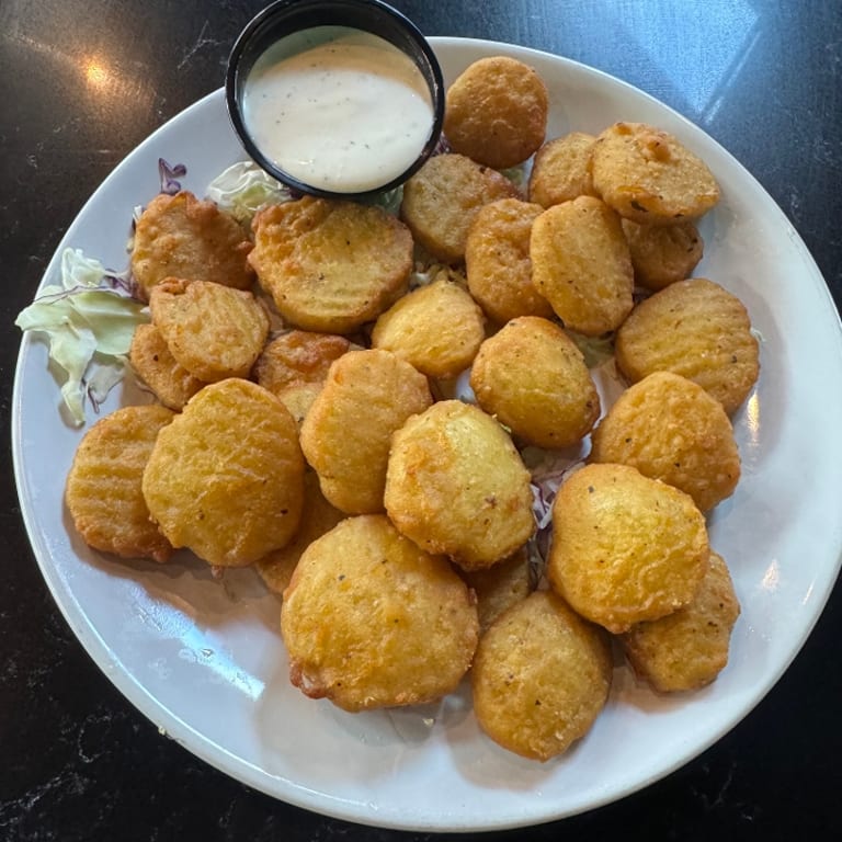 Crunchy Pickle Chips: A Bar & Grill Favorite